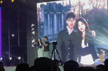 大学毕业晚会男生深情献唱《我是真的爱上你》，女生出现在大屏上那一刻全场沸腾了！