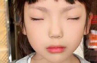 孩子因基因突变，出生后5、6月时眼睛变成蓝色。妈妈：孩子超爱她蓝色的眼睛，她觉得很特殊，独一无二。